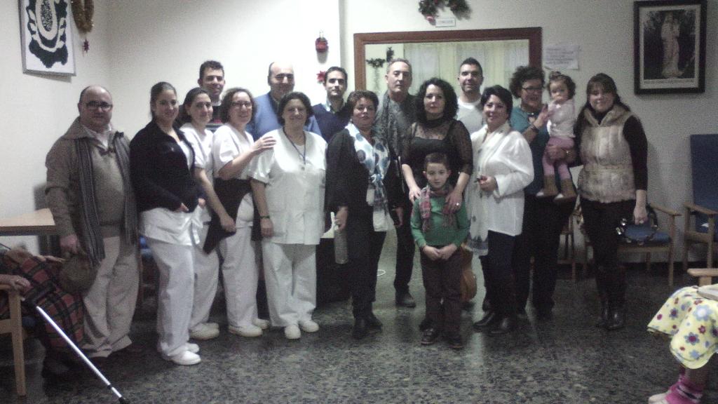 corocositabuena's tweet photo. Ayer junto a parte de la plantilla del hospital San Juan de Dios tras haber cantado a los enfermos. Impresionante http://t.co/PVvOTLoldF
