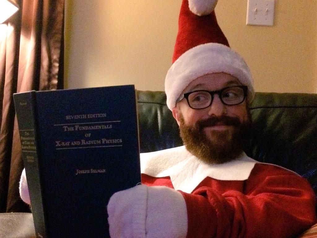 REALelfonshelf's tweet photo. And they say elves just make toys! #smartelf #Realelfonshelf #Ellen #JimmyFallon #physics #happyholidays #Xmas http://t.co/JixLaAQ8tn