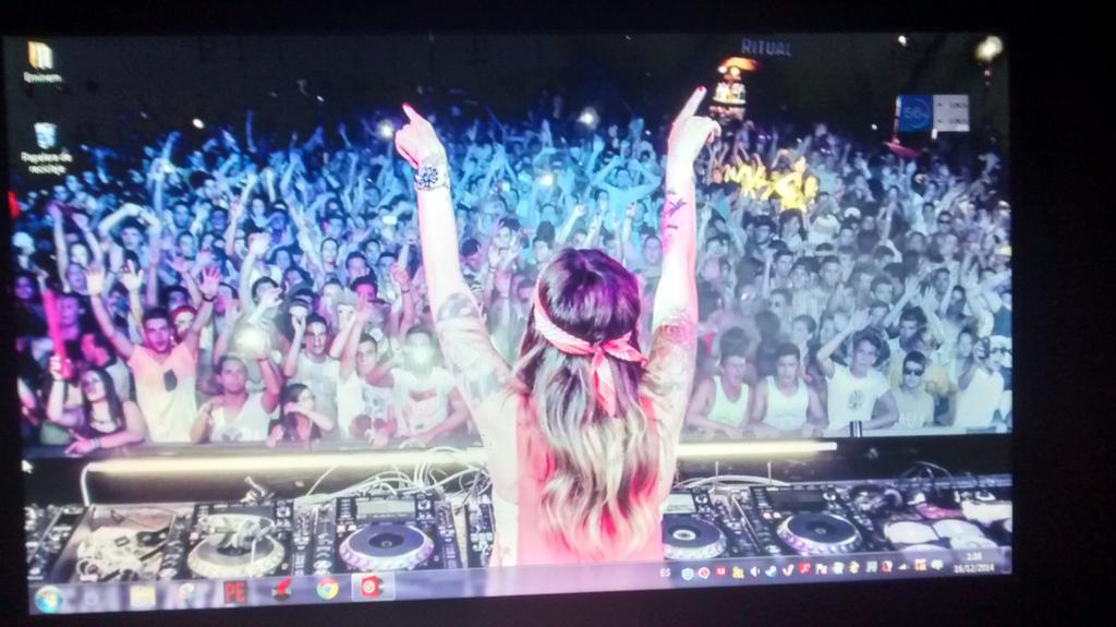 Vercher28's tweet photo. Todo buen Pc tiene que tener su Fondo de escritorio @MarienBaker @FALKATASUNDOWN #SundownClub 👌😊 http://t.co/Mux7vALQcg