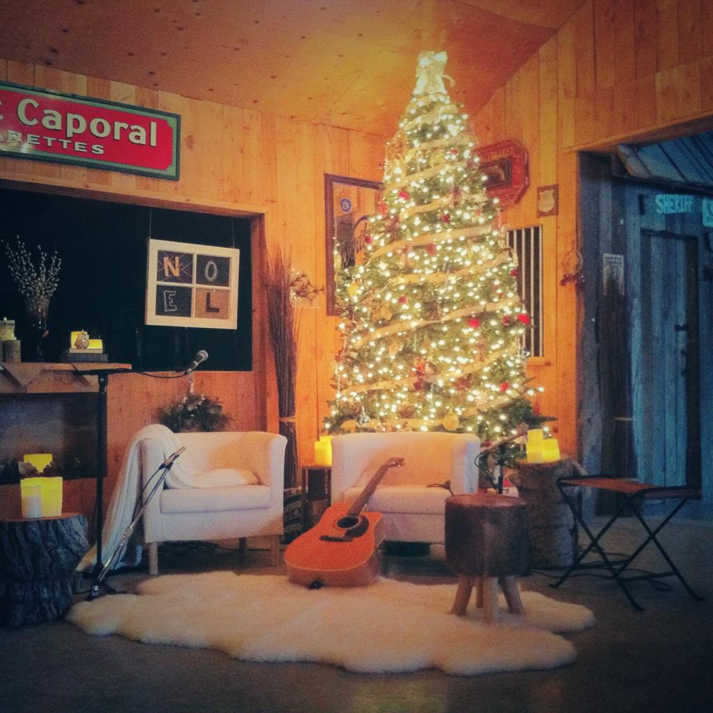 FourMileRoad's tweet photo. Four Mile Road Christmas @The_HitchnPost #acoustic #rustic #MerryChristmas http://t.co/4kIPvOy5SA
