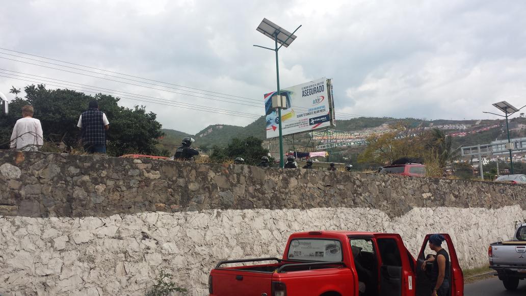 acagermany's tweet photo. @CarlosLoret @PedroFerriz @noticiaacapulco Creo que ya los van a desalojar #bloqueo #autopistadelsol http://t.co/ILpfdCWHze