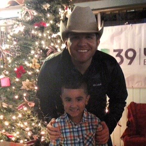 resendiz2323's tweet photo. MCM @eldasa! Mi hermanito Gio y @eldasa! Esas sonrisas enamoran! Por fin vino a Bakersfield! #eldasa #shulooo 😘💛💙❤️✌️ http://t.co/sOZNmi7tml