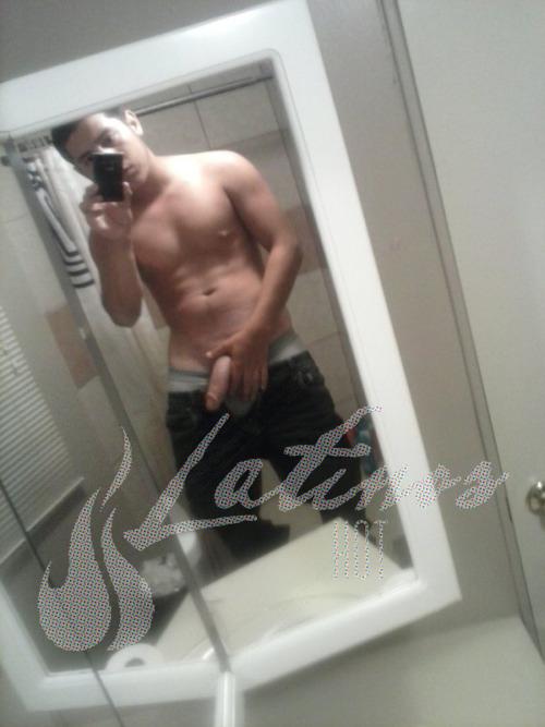 LatinosHotXXX's tweet photo. Baño caliento con este Chacalito.
#LatinosCalientes http://t.co/n4UqefSA4O