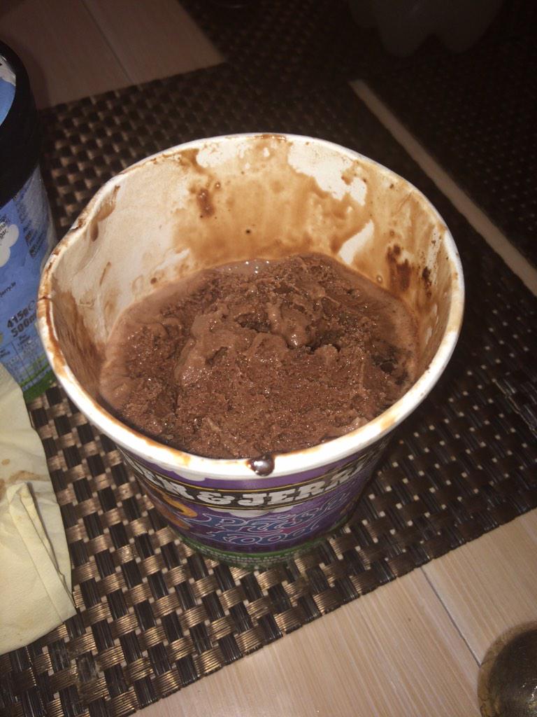 gabycohen1995's tweet photo. @benandjerrysUK paid for phish food, opened it to find chocolate fudge brownie with 2 fish and no marshmallow! http://t.co/0VZofTbwYH