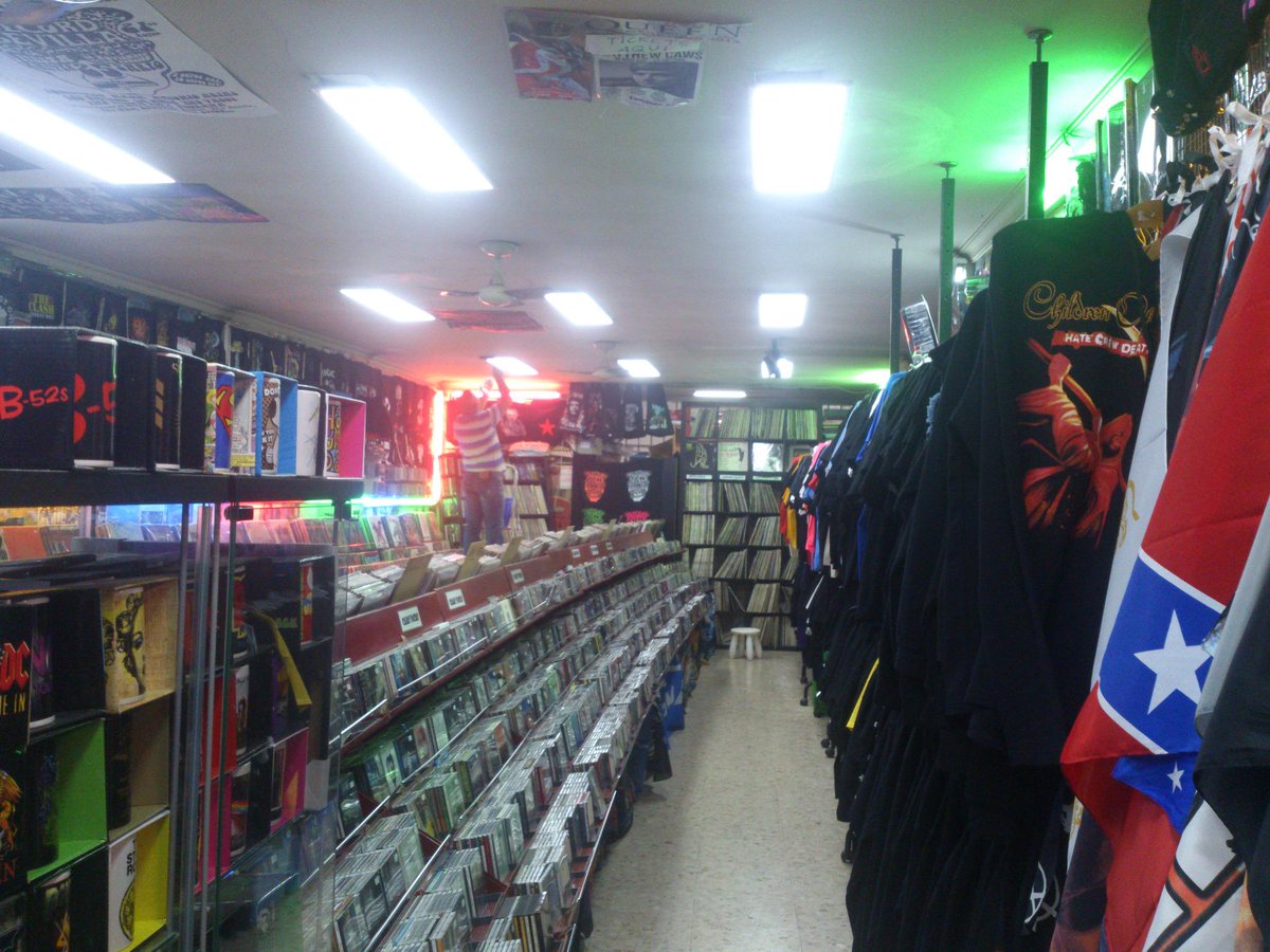 esoled_utrera's tweet photo. Ahora sus discos suena igual de bien que se ven, INSTALACIÓN LED RECORD SEVILLA, Calle Amor de Dios. http://t.co/ej6hfH3hvv