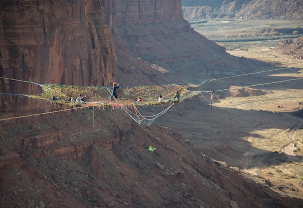 A3Noticias's tweet photo. Un grupo de saltadores base instala una red a 120 metros del desierto de Utah http://t.co/9crvBDCzD6 http://t.co/b82HIdtqBF