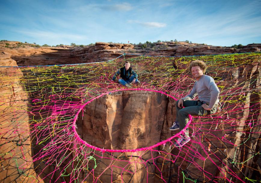A3Noticias's tweet photo. Un grupo de saltadores base instala una red a 120 metros del desierto de Utah http://t.co/9crvBDCzD6 http://t.co/b82HIdtqBF