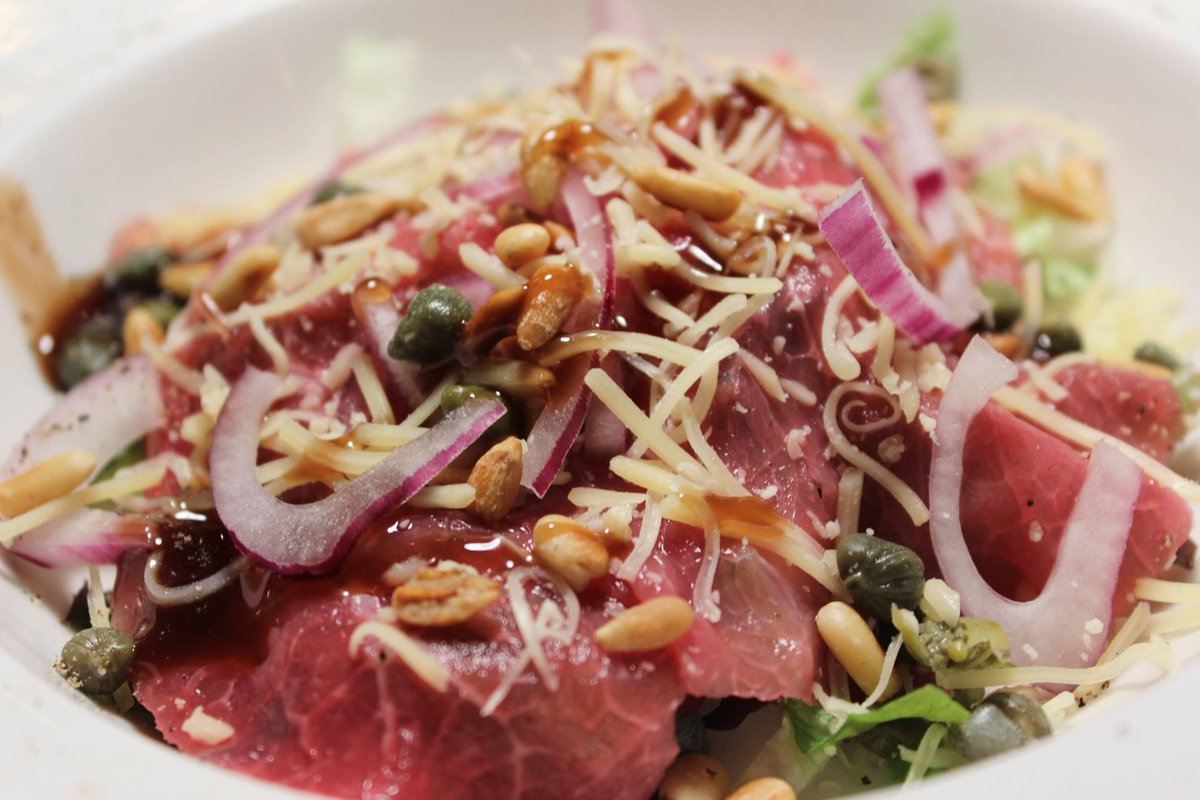 Hebben jullie onze Carpaccio van rundvlees met balsamico dressing, kaas en pijnboompitten al geproefd? :-)