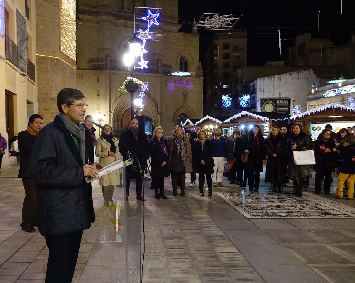 CSNFiestas's tweet photo. Presentación del libro, ilustrado por alumnos de Afanías, 'Más que un cuento de Navidad'. http://t.co/u5M8Pe3zn3 http://t.co/ihpb64l1Qw