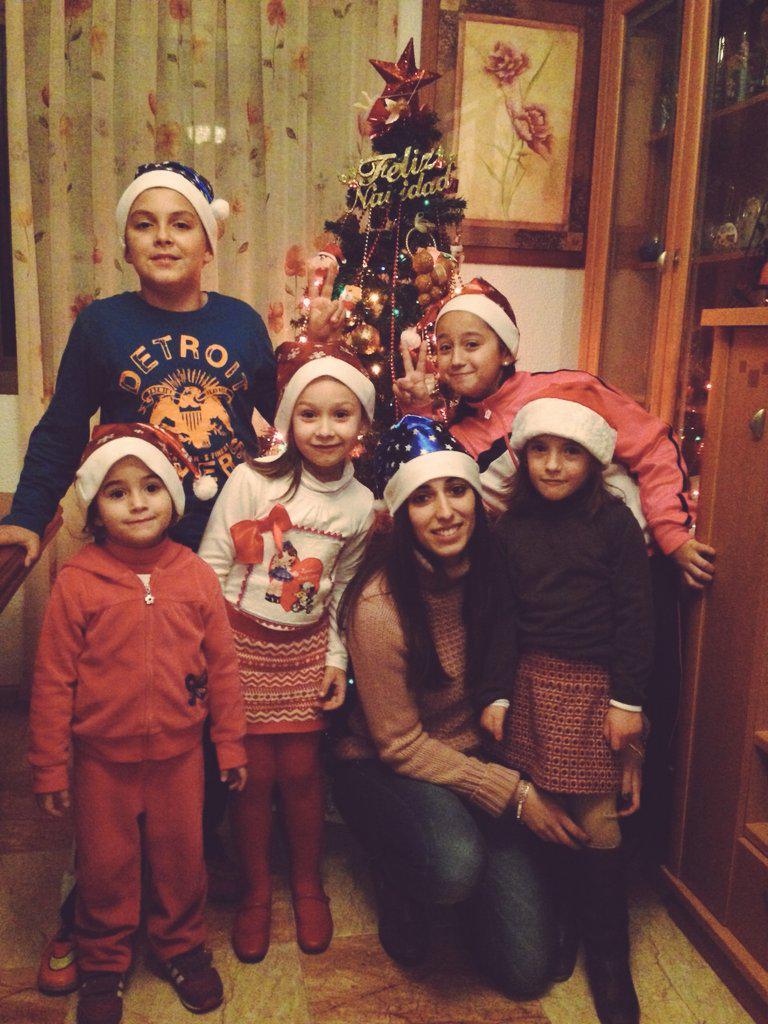 anabel_vargasm's tweet photo. Y un año más nos volvemos a reunir con la misma ilusión. #Navidad http://t.co/GxvFEY3CLs