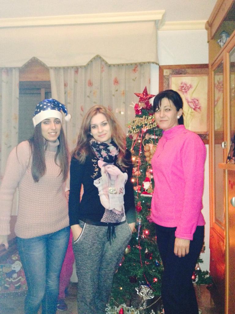 anabel_vargasm's tweet photo. Y un año más nos volvemos a reunir con la misma ilusión. #Navidad http://t.co/GxvFEY3CLs