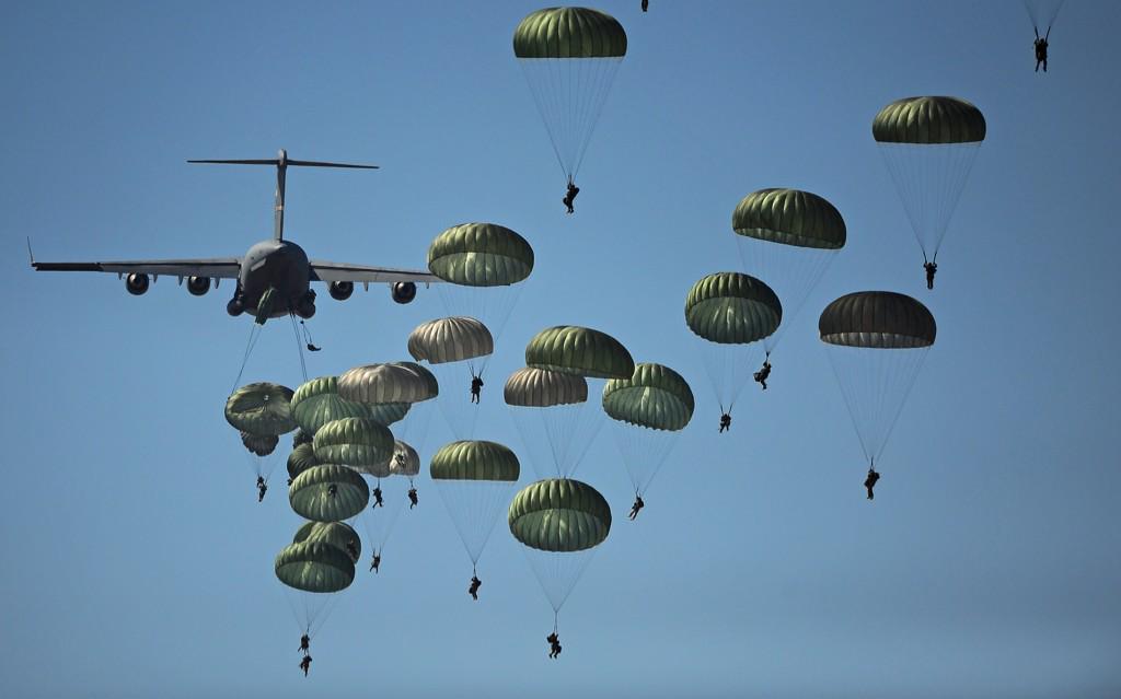 Army_Lifee's tweet photo. Airborn students falling from a C-130 http://t.co/Afp0JhMZqR