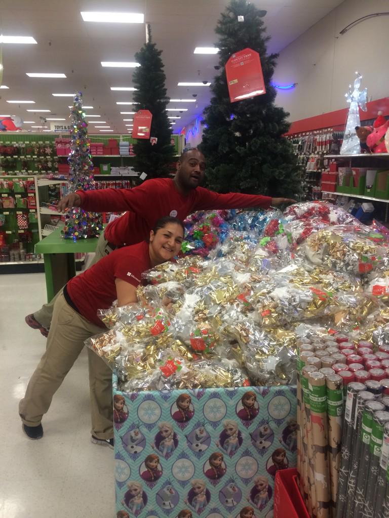 LytiaZ's tweet photo. Bow-tiful! #TheView322 is ready for all your wrapping needs! @merklausner @awgreberTGT http://t.co/d8ataiJ6gy