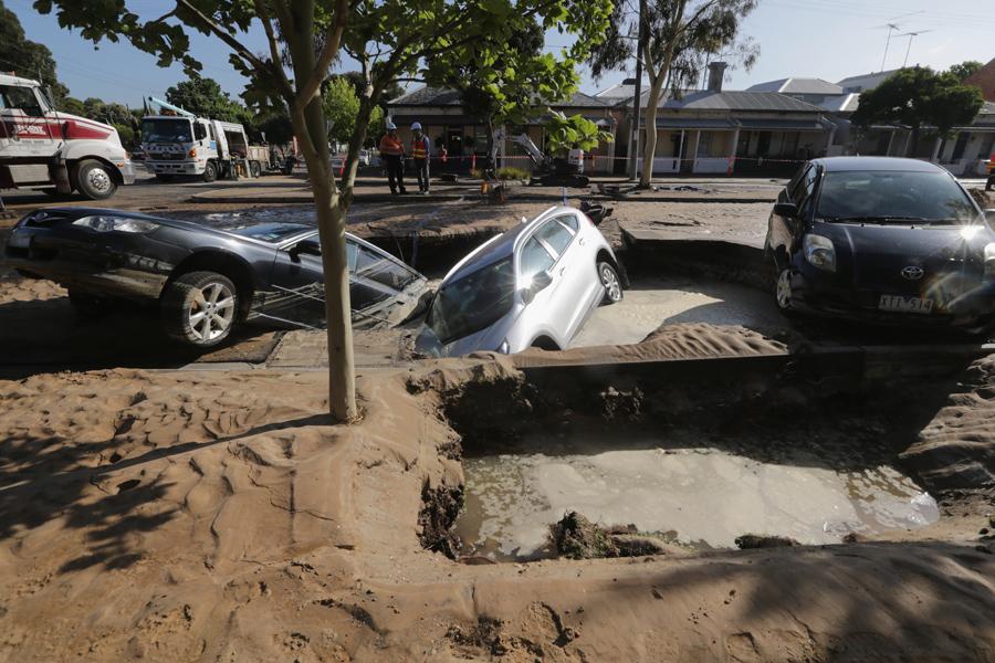 theage_photo's tweet photo. PHOTO: Flood creates sinkhole that engulfs cars in Port Melbourne. #Melbourne @theage http://t.co/bkVoBbhxzB