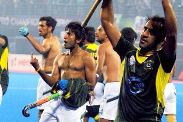 Wizza27's tweet photo. Disgraceful from a Pakistan player towards the Indian crowd. @FIH_Hockey  find this player and give him a ban #CT2014 http://t.co/R4pq6aPkNp