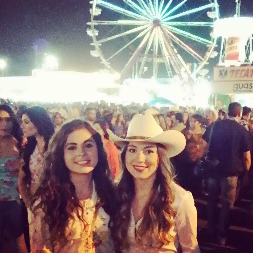 mpalafoxr's tweet photo. escuchando a #Lostigresdelnorte extrañado #Coachera 😁 @karolinapalafox http://t.co/7cE9YGqgAy