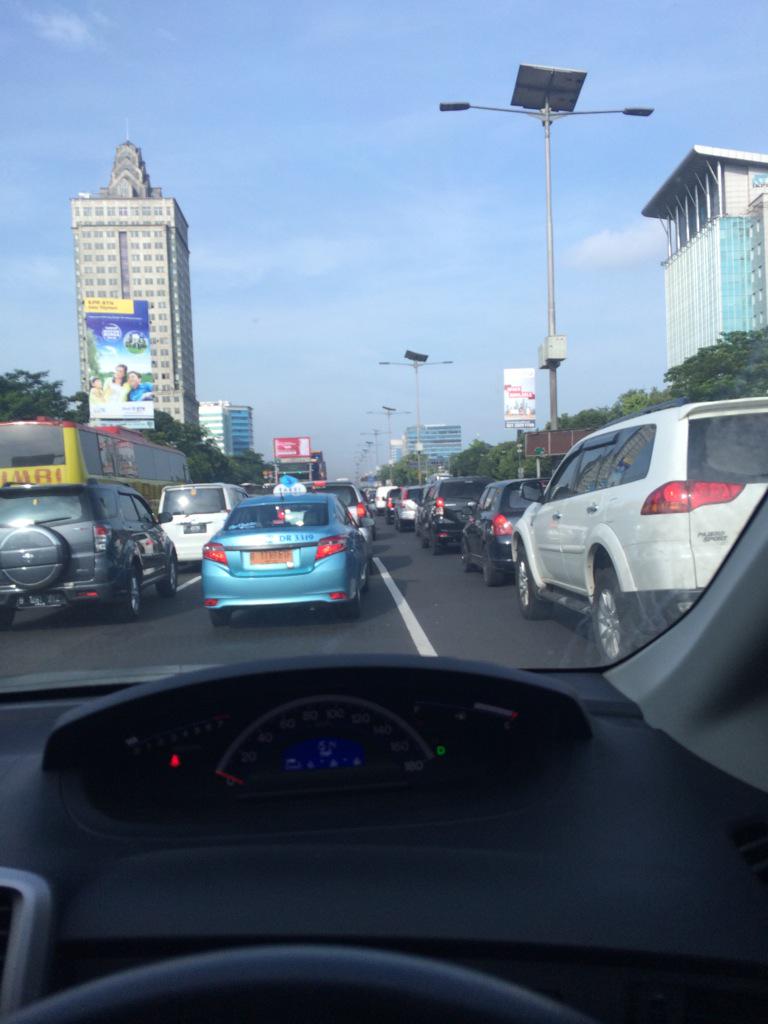 TMCPoldaMetro's tweet photo. 08:33 Lalu lintas di tol dari Cawang arah ke Pancoran padat merayap http://t.co/VwAwQq3v2t (Photo:@indridu)