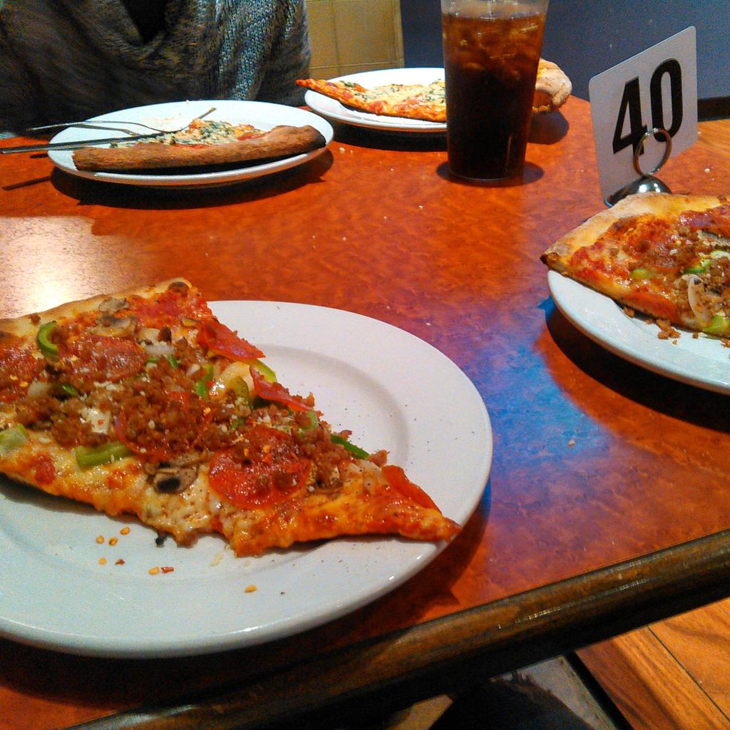 riley2nicholas's tweet photo. Eating dinner at my favorite pizzeria http://t.co/CN7m8rPNMG