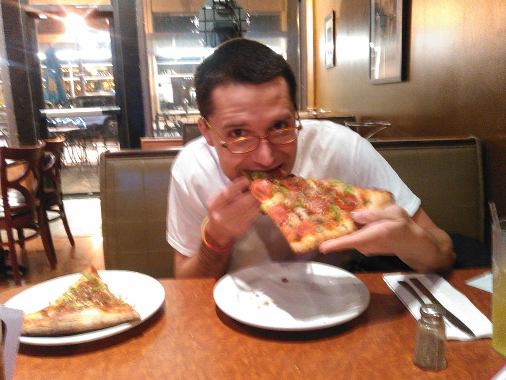 riley2nicholas's tweet photo. Eating dinner at my favorite pizzeria http://t.co/CN7m8rPNMG