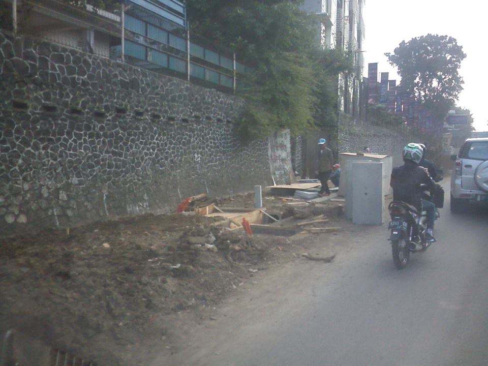 PRFMnews's tweet photo. Pengerjaan drainase di Wastukencana lamban, hambat lalu lintas (Budi) | @dbmpkotabdg @dishub_kotabdg #NetizenPRFM http://t.co/62An7izj2Z