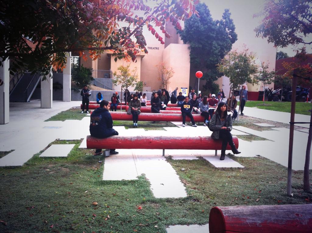 lizzarderickson's tweet photo. Final crits of @DigitalArtsUCI #pintour #audiowalks . Come Visit our pins at #ClaireTrevorSchooloftheArts @UCIrvine ! http://t.co/Il4rXhrbZI