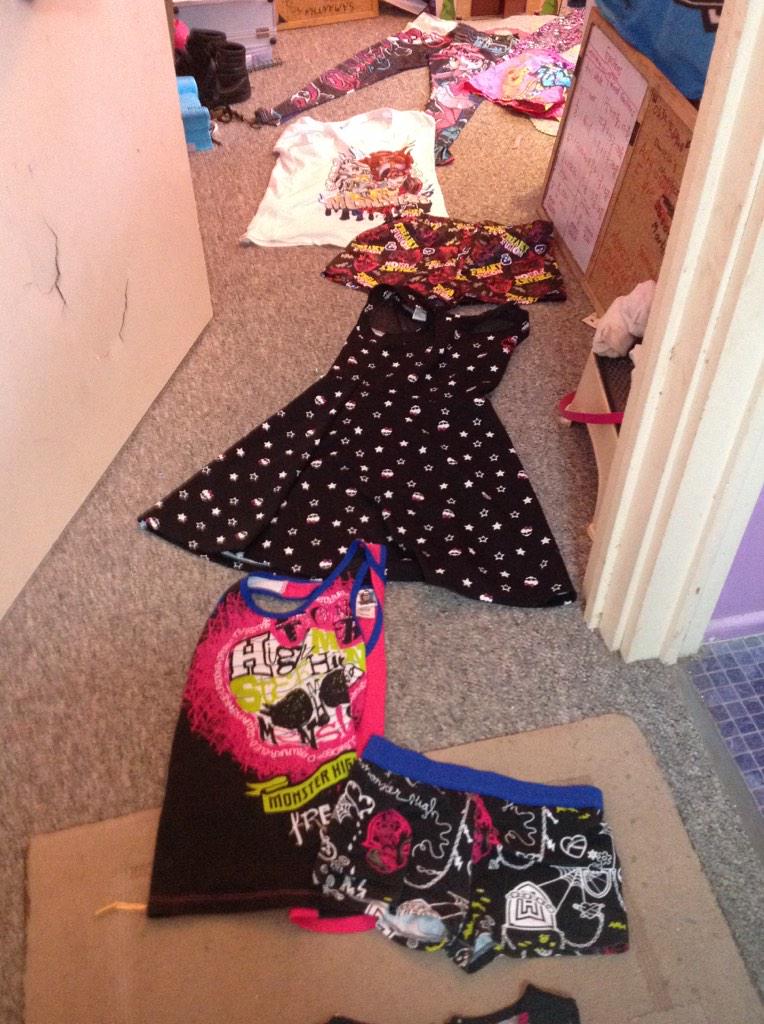 RealClawdeen_'s tweet photo. And here is a couple more pictures of my monster high collection @MonsterHigh and that dress comes with the belt http://t.co/mA15dzHPtT