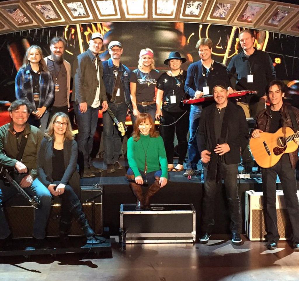 RenderRecords's tweet photo. Render's @tommyharden from @losthollowband on stage with @reba tonight #ACCAawards ! @mirandalambert @kelly_clarkson http://t.co/O9UWPtO5Ww