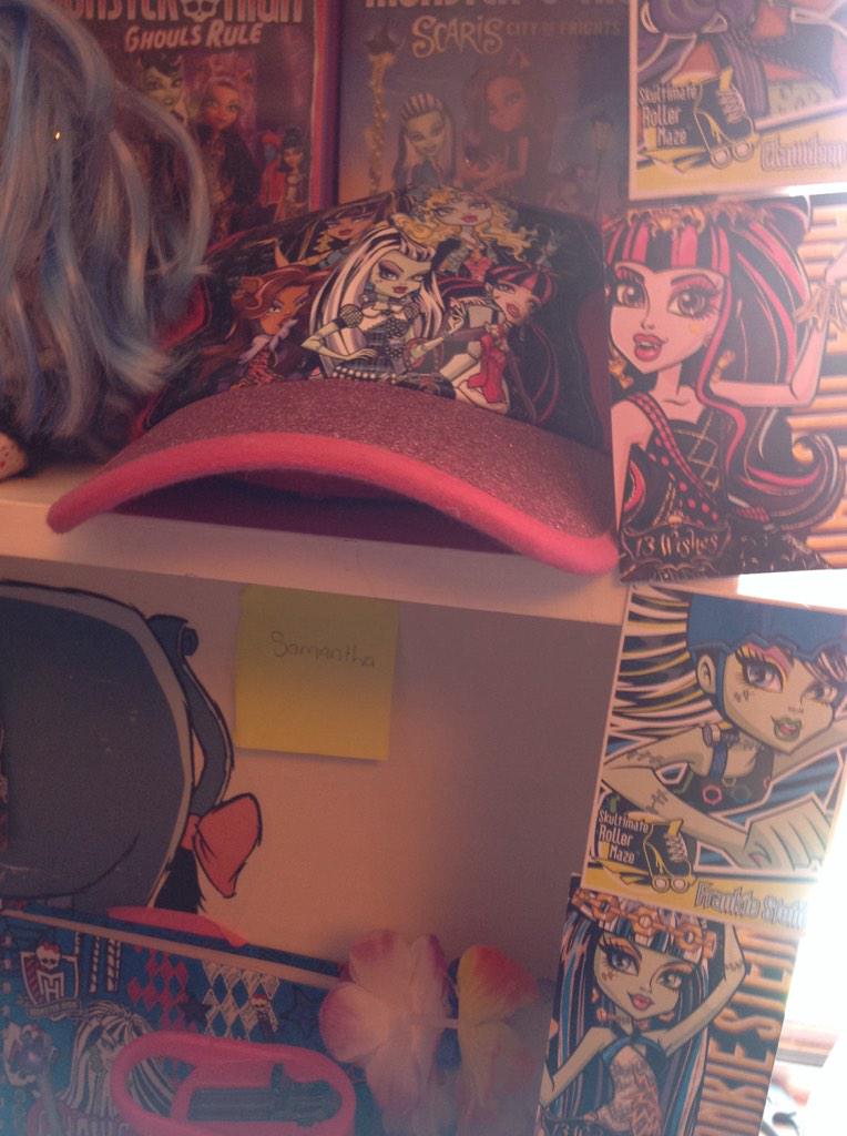 RealClawdeen_'s tweet photo. @MonsterHigh here is a monster high hat I got from eBay a long time ago well not that long ago about in June or may http://t.co/RooW0rwXiK