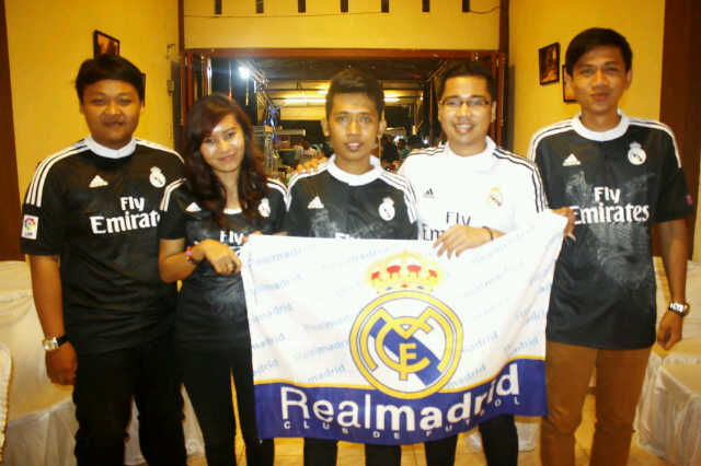 areef90's tweet photo. Thank u PRMI Binjai! Keep solid! "@Madrid_IndoBNJE: Bareng pemilik homebase Keude Kupi Pak Kumis @areef90 http://t.co/QNjQAfuE1R"