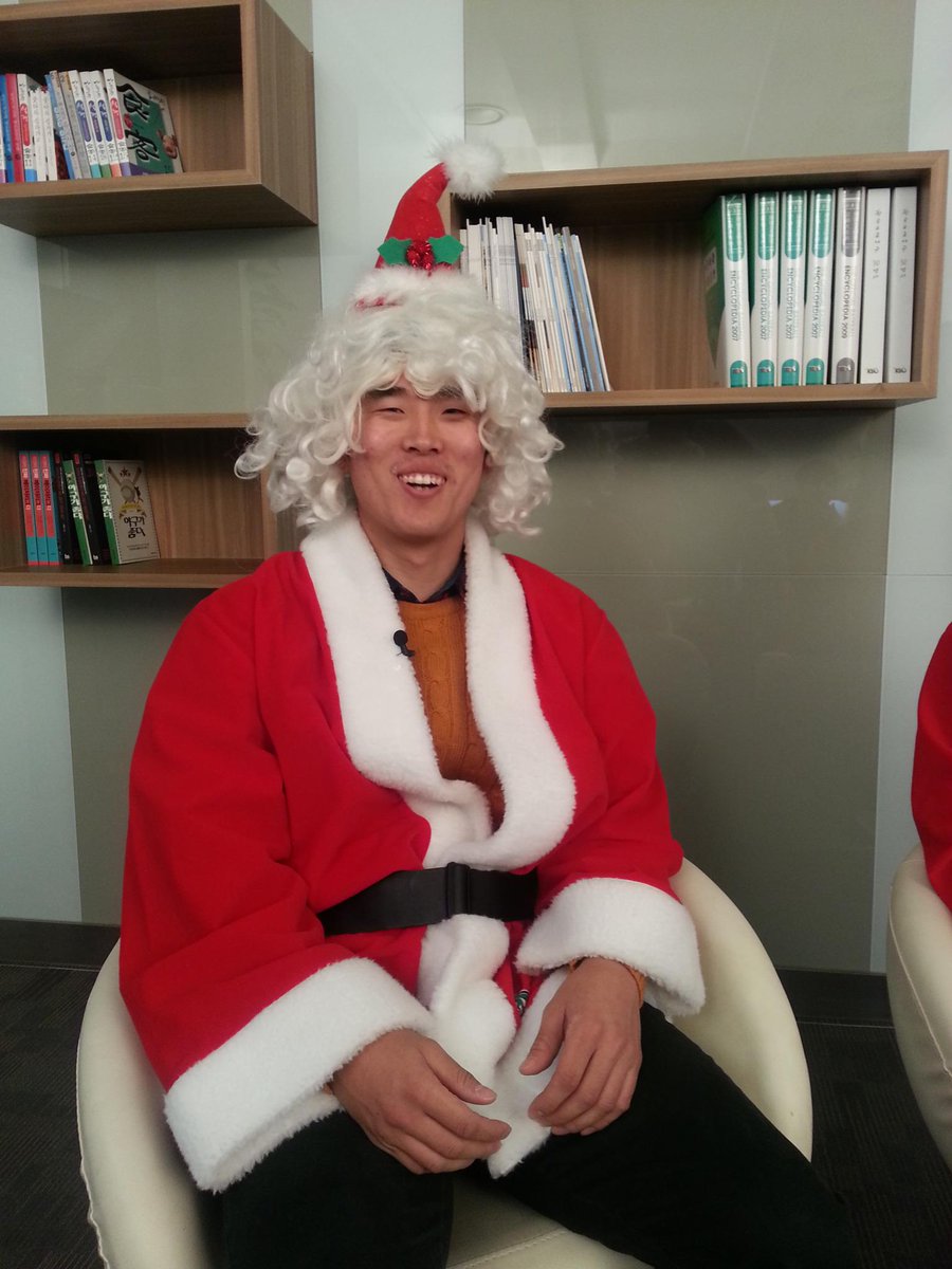 doosanbears1982's tweet photo. [미리 메리 크리스마스] 산타 정수빈 허경민 선수 / M모 SPORTS방송과 촬영중.
팬 여러분! 미리 메리 크리스마스!!! 즐거운 연말 보내세요~~~ http://t.co/YOJXqDGyWr