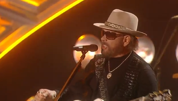 ACCAs's tweet photo. RT if you'd like to be one of @HankJr's rowdy friends? 🙋 #ACCAwards http://t.co/PnlBJhh0AE