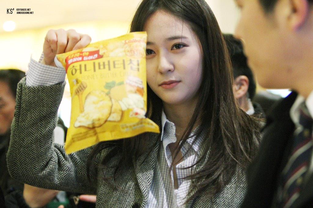 kryshocknet's tweet photo. #krystal #정수정 141213 Lapalette fansign index update:) http://t.co/5B8ycmXWmB / http://t.co/xB30poDqOe http://t.co/I15DMJSKes
