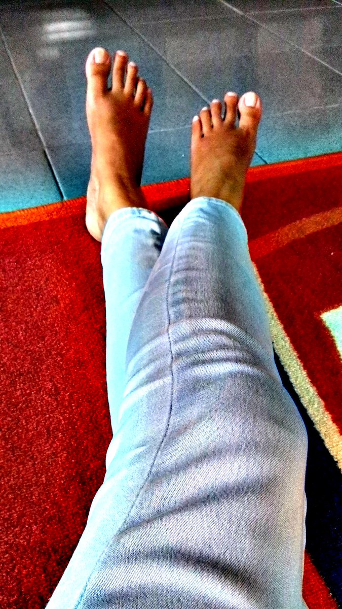 Nikmatnya tuh yaa..
Kalau bs produktif dr rumah tapi berpenghasilan di atas rata2 :)
#Selonjorinkaki
#kerjapakejeans