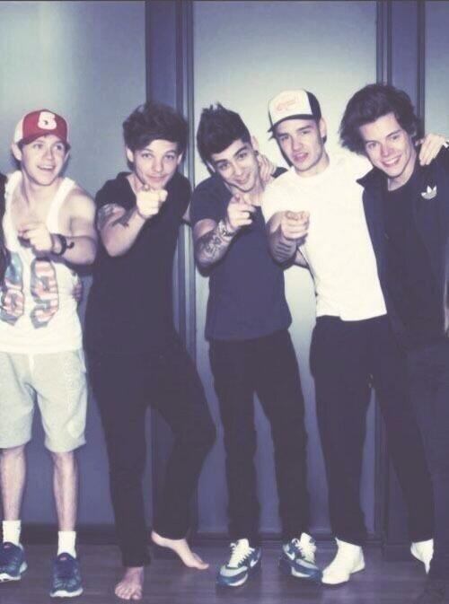 BINCHANLOVER's tweet image. &quot;GUESS WHO SHOULD BE VOTING RIGHT NOW&quot;

&quot;GUESS WHO THE BOYS LOVE&quot;

&quot;GUESS WHO DESERVES 5/5&quot;

#MTVStars One Direction