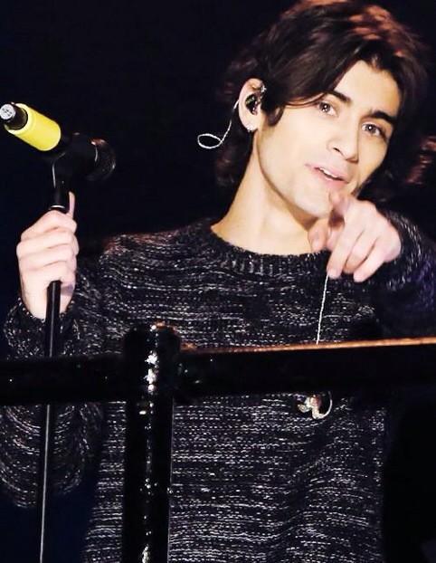 BINCHANLOVER's tweet image. &quot;GUESS WHO SHOULD BE VOTING RIGHT NOW&quot;

&quot;GUESS WHO THE BOYS LOVE&quot;

&quot;GUESS WHO DESERVES 5/5&quot;

#MTVStars One Direction