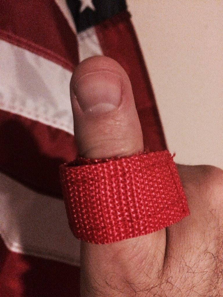 ubertobondoni's tweet photo. Supporting the cause #RedThumb #DontTextAndDrive @adamlevine #saveyourlife #saveotherslife http://t.co/2XS7GwdYpM