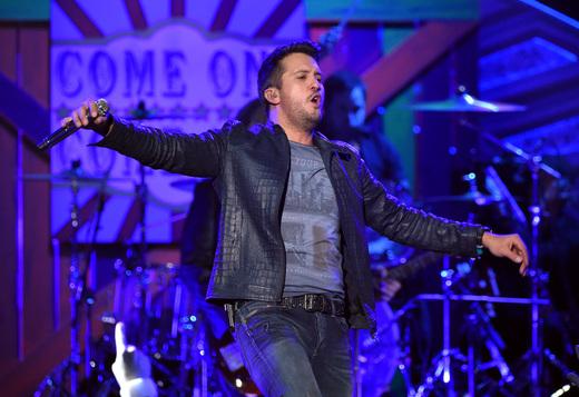 ACCAs's tweet image. .@LukeBryanOnline, last night was reason No. 390983507 why we love you. #ACCAwards