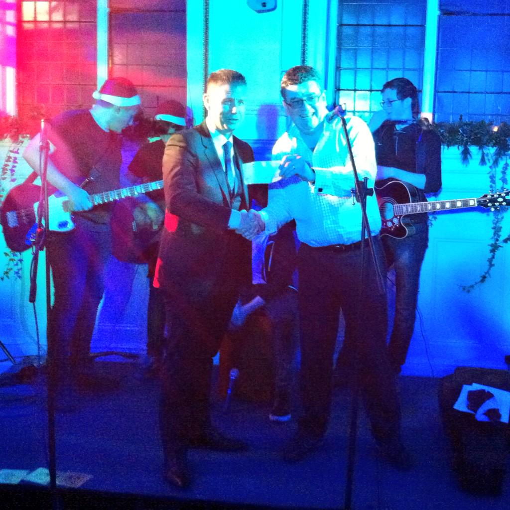 EarthIslandUK's tweet photo. Lots of fun, music, conversation, prize winning and a very generous donation at #PrintRocks last night. @sbf1891 http://t.co/IrTTWJrnHo