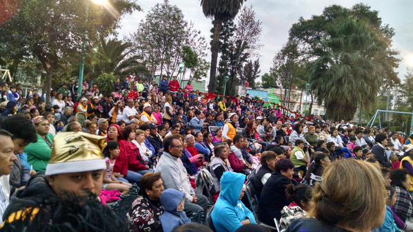A_VCarranza's tweet photo. Con nuestros vecinos disfrutando la Pastorela en el parque Obrero @D_VCarranza #Posadas2014 http://t.co/jVyfKAwOOT