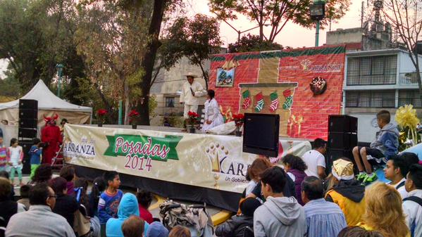 A_VCarranza's tweet photo. Con nuestros vecinos disfrutando la Pastorela en el parque Obrero @D_VCarranza #Posadas2014 http://t.co/jVyfKAwOOT