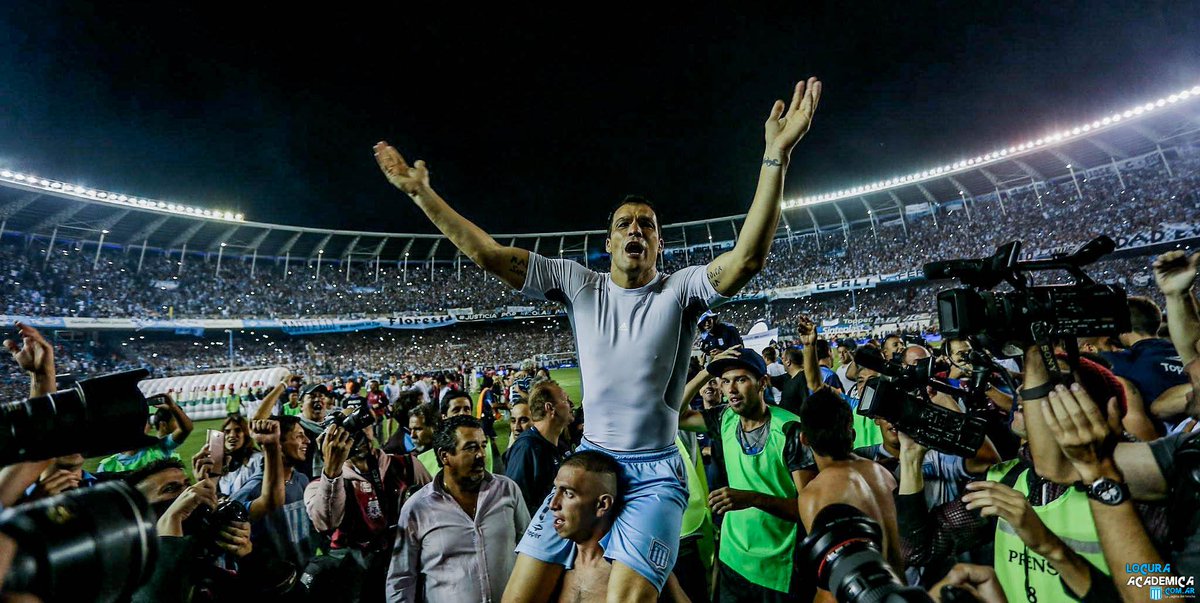 Locura_academia's tweet photo. Se bancó la peor temporada de la historia y que lo tilden de camarillero. Se quedó para ser campeón. #GraciasChino. http://t.co/yuP60qkwTU