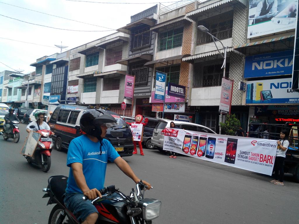 Smartfren_NS's tweet photo. #Cluster4#Siantar#Promo Akhir Tahun..at jln.merdeka Banyak GRATISannya...#ribaksude http://t.co/8dbHpIIzkw