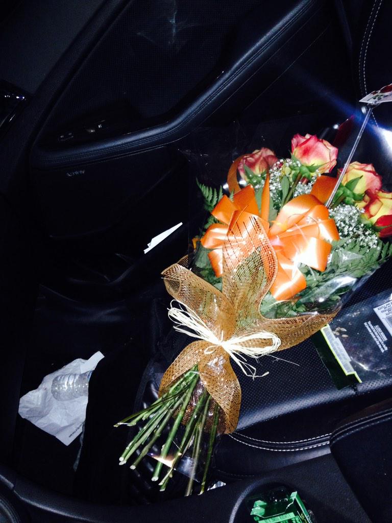 samanthaxoo's tweet photo. Walk in the car to find this.. Do I have the best boyfriend or what? ☺️❤️ @TheWD_44 http://t.co/AqHRwuWIeJ