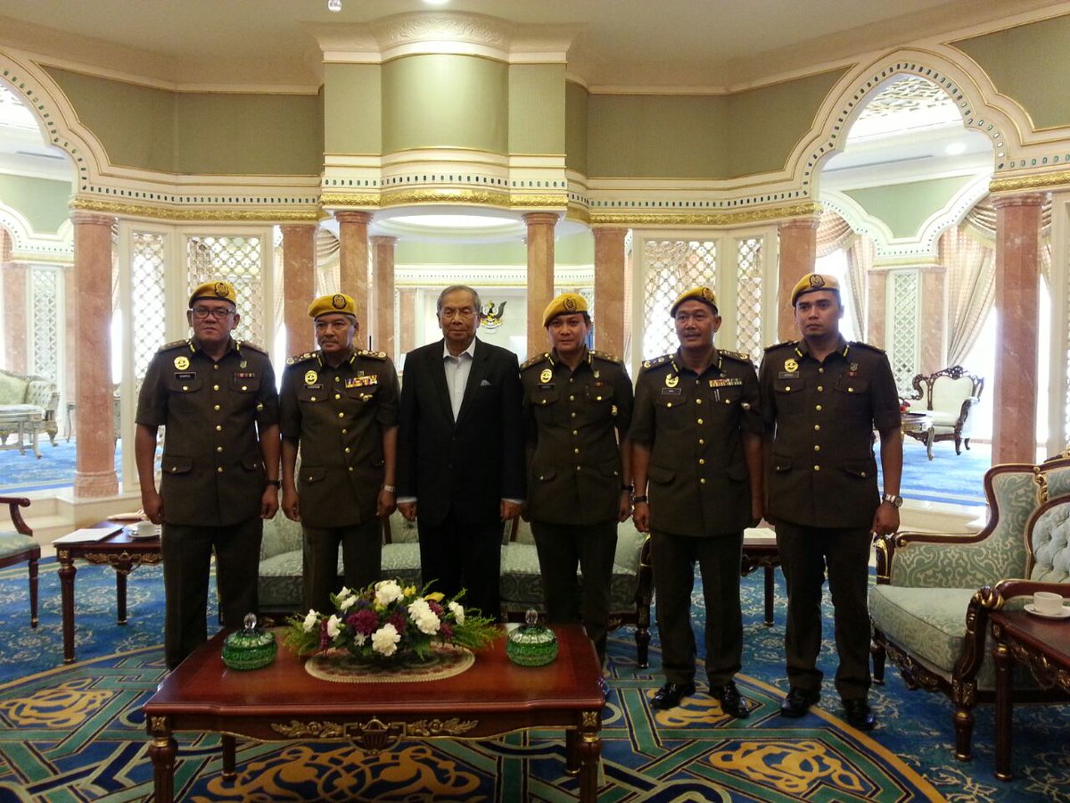RELAKUCHING_SEL's tweet photo. RT@relamalaysia: Kunjungan Hormat Pengurusan Trtinggi @relamalaysia ke Pjbt YAB KM Srwk. @Zahid_Hamidi @LukemanSaaid http://t.co/iACGEuO4pK