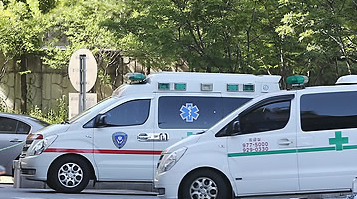 SBS8news's tweet photo. 부친 응급이송 도운 119에 감동받은 50대 사업가가 구급차량 1대와 구급장비 36종 등 1억 1천만원 상당을 제주도 소방안전본부에 기증했습니다. http://t.co/t7khJ6ltJf http://t.co/irsc1pDWsN