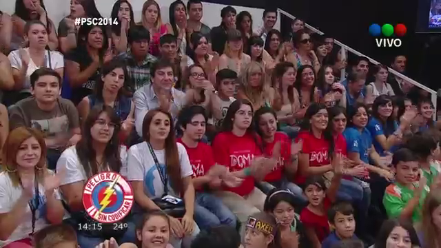 a__nicolas's tweet photo. @fcsoloellas @DqmaOficial @AxelFansMFET presentes en #PSC2014 @SinCodificar_ok haciéndole el aguante a @AxelOficial http://t.co/bJavN0UHEX