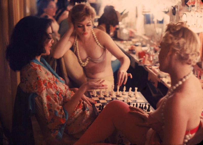 VeryOldPics's tweet photo. Showgirls play chess before a show in 1958 http://t.co/PkBEyYnNgu