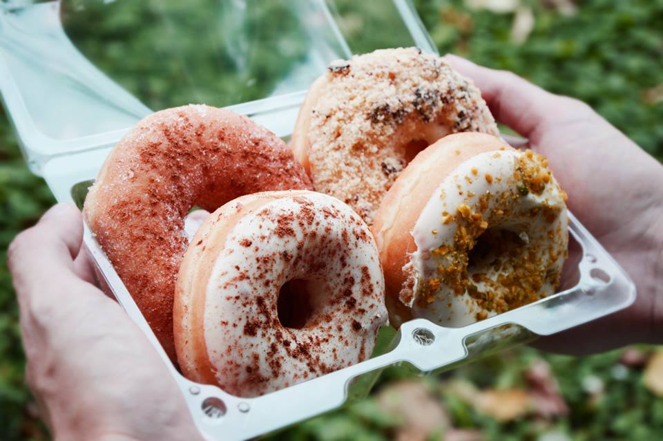 HappyDonazzCo's tweet photo. Und wie startet dein Tag? :-) 
#Xmas #donuts #happydonazz #happy http://t.co/9H9GM8A96x