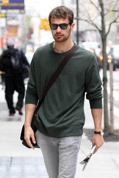 Hoy es el cumpleaños de Theo James, quien cumple 30 años.
Happy Birthday hermoso. 