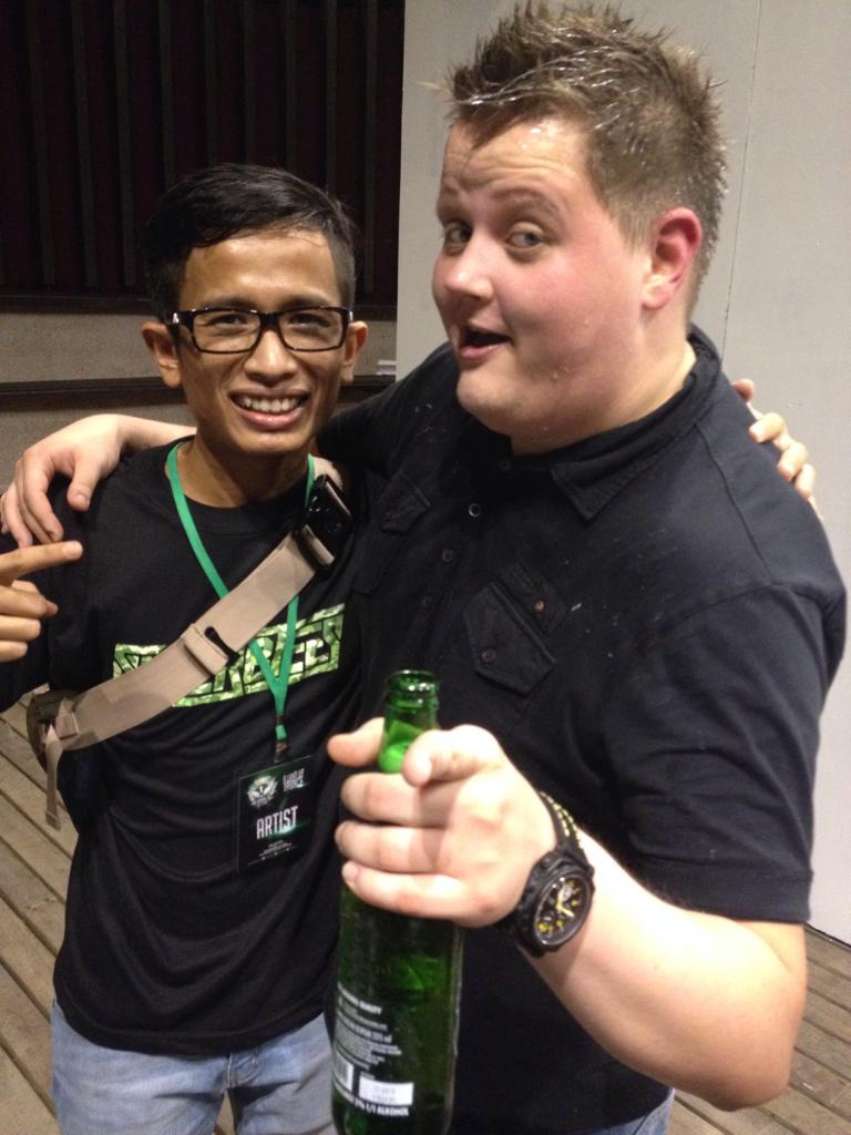 ShortLiao's tweet photo. Si Cantik dan Si Gemuk Comel! Haha #ALOT2014 #Throwback http://t.co/nFqnWnePlP